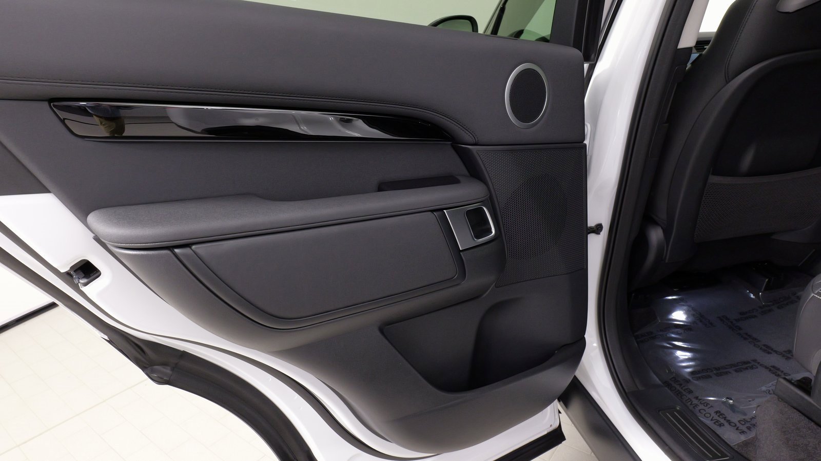 Used 2024 Land Rover Discovery S image 35