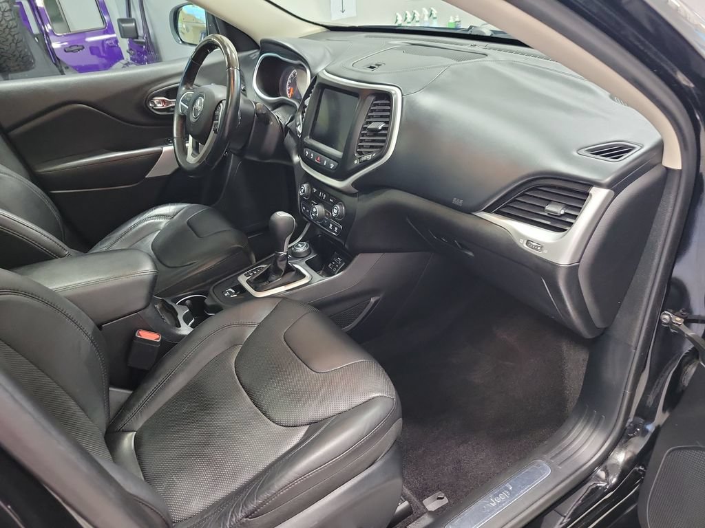 Certified 2018 Jeep Cherokee Overland w/ Technology Group AWD/4WD image 21