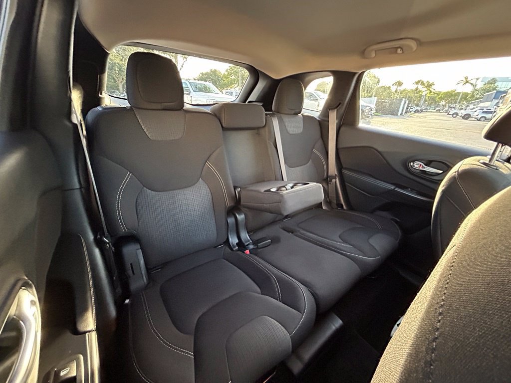 Used 2015 Jeep Cherokee Latitude w/ Comfort/Convenience Group FWD image 27