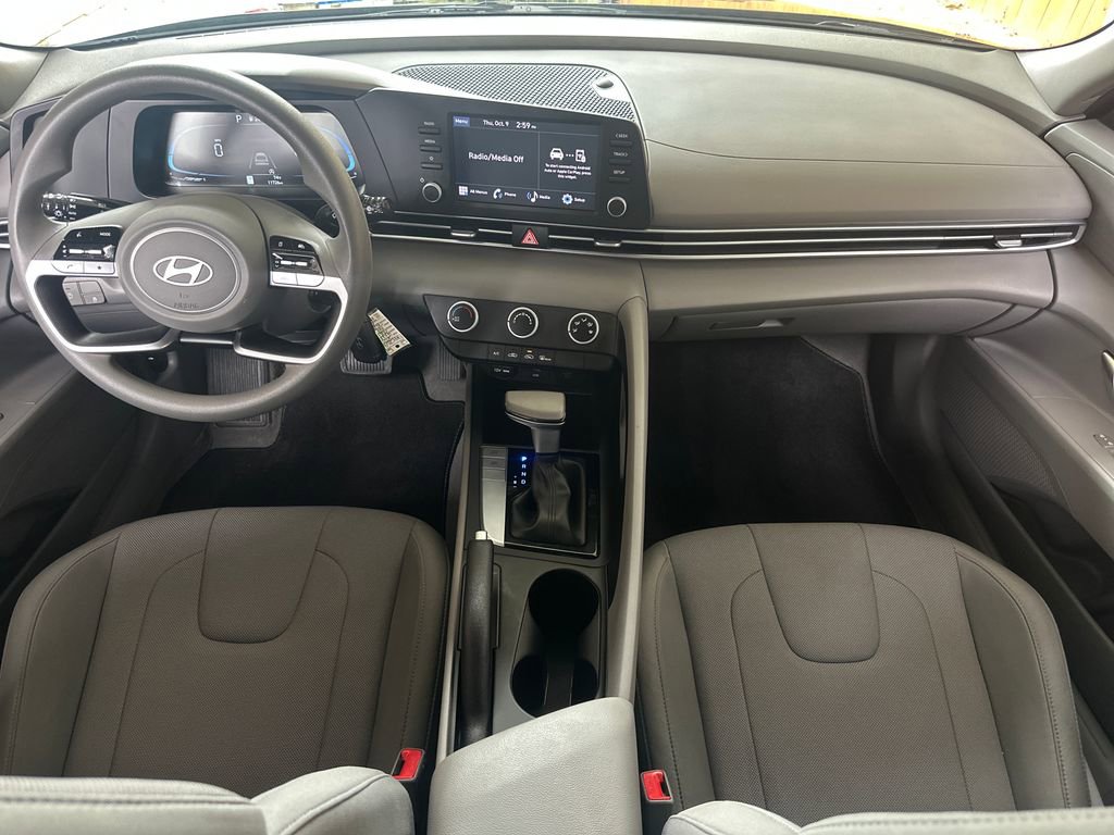 Used 2025 Hyundai Elantra SE w/ Cargo Package image 22