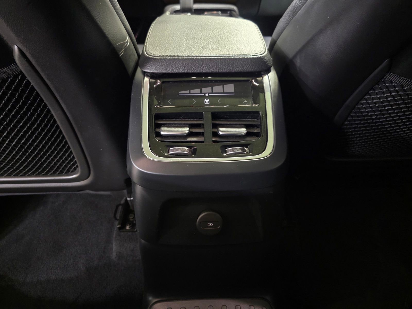 Used 2022 Volvo XC90 T8 Inscription Expression image 16