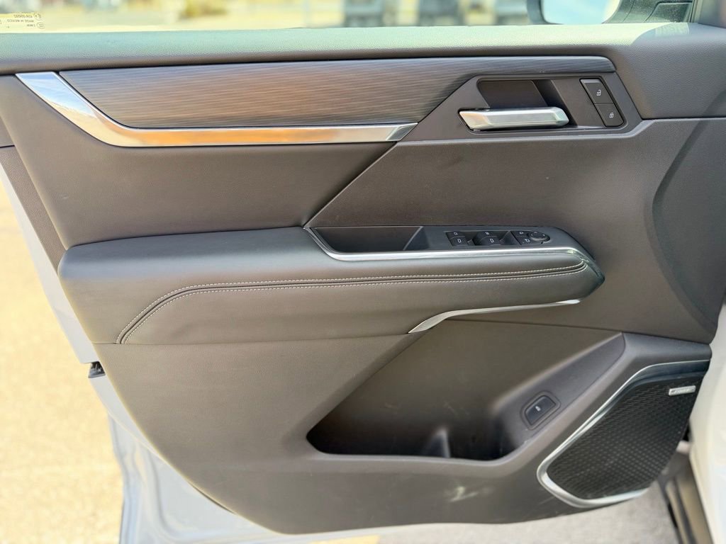 Used 2025 GMC Acadia Elevation FWD image 9