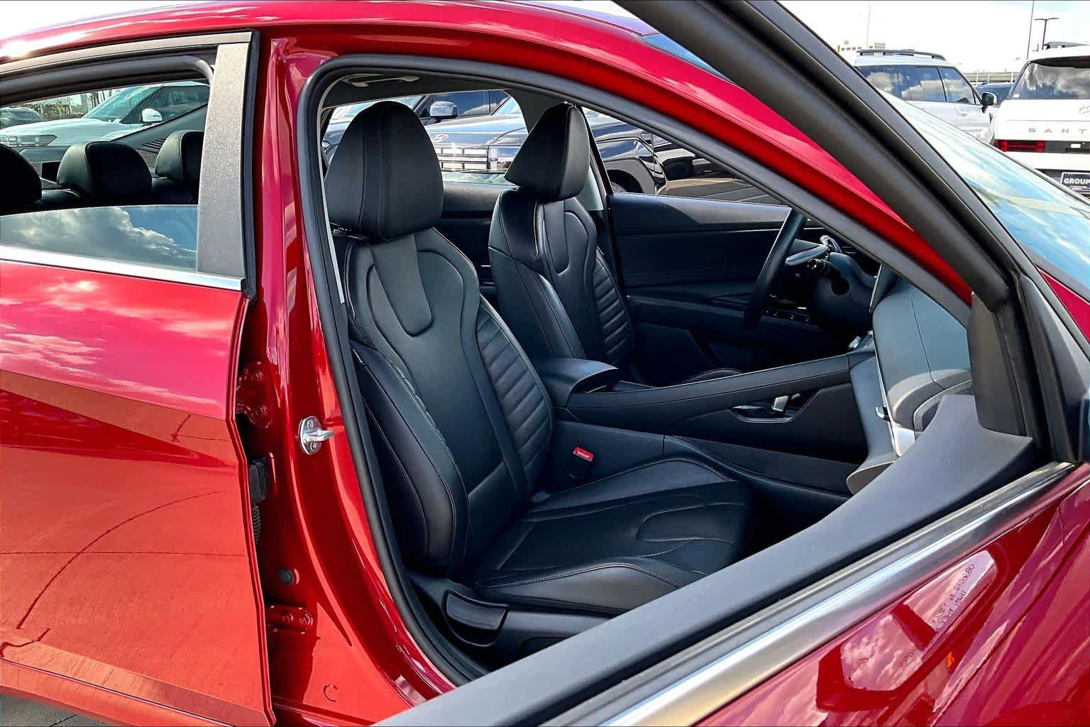 Certified 2025 Hyundai Elantra Limited FWD image 9