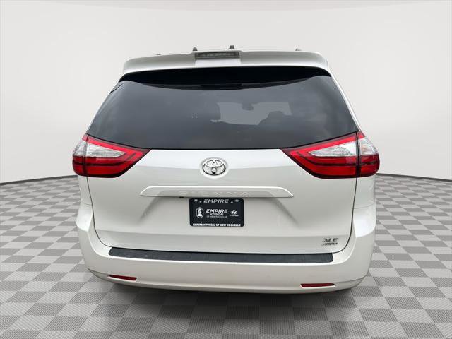 Used 2019 Toyota Sienna XLE image 3