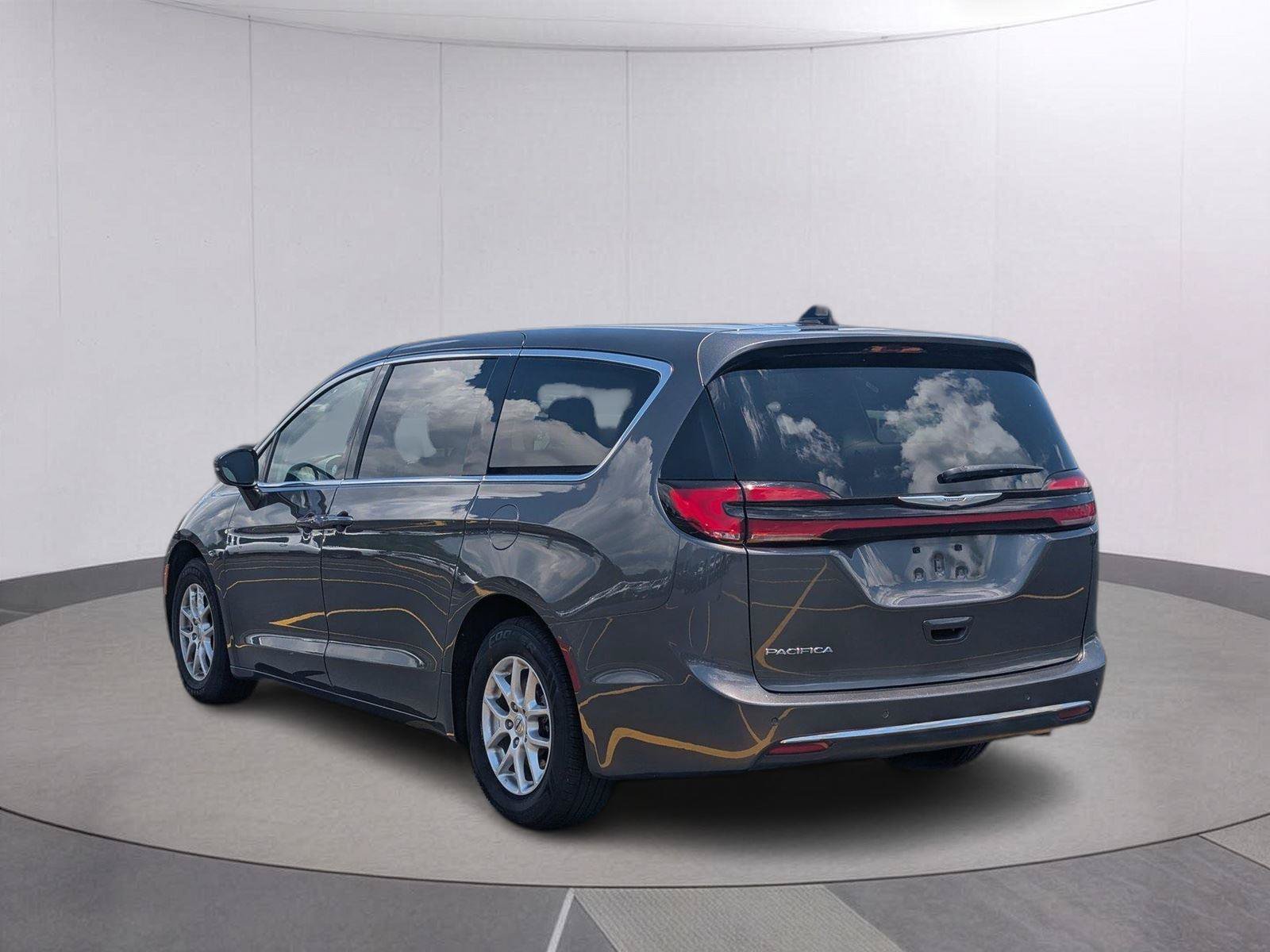 Used 2023 Chrysler Pacifica Touring-L FWD image 3