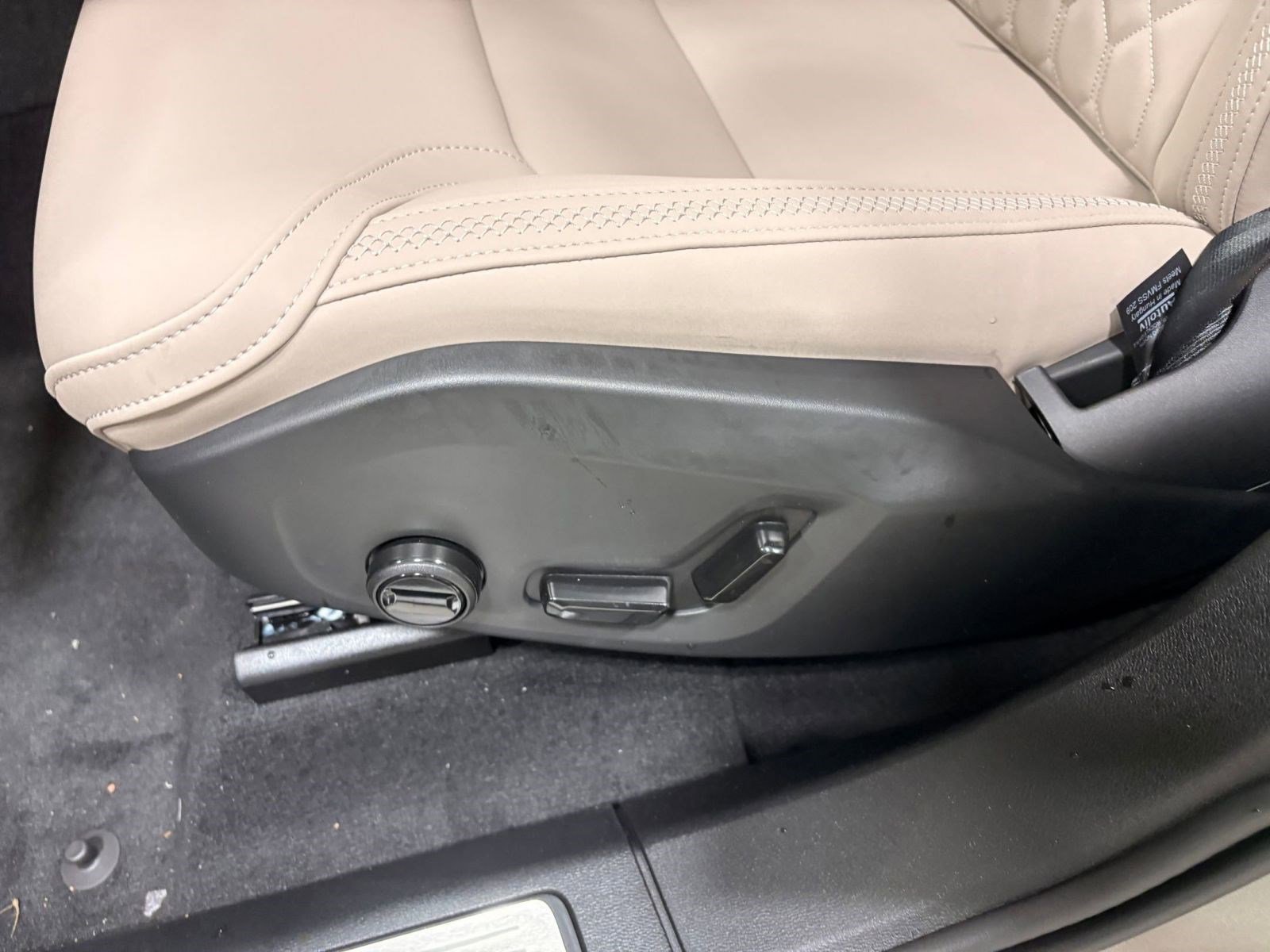 Certified 2026 Volvo XC60 B5 Plus w/ Protection Package Premier image 14