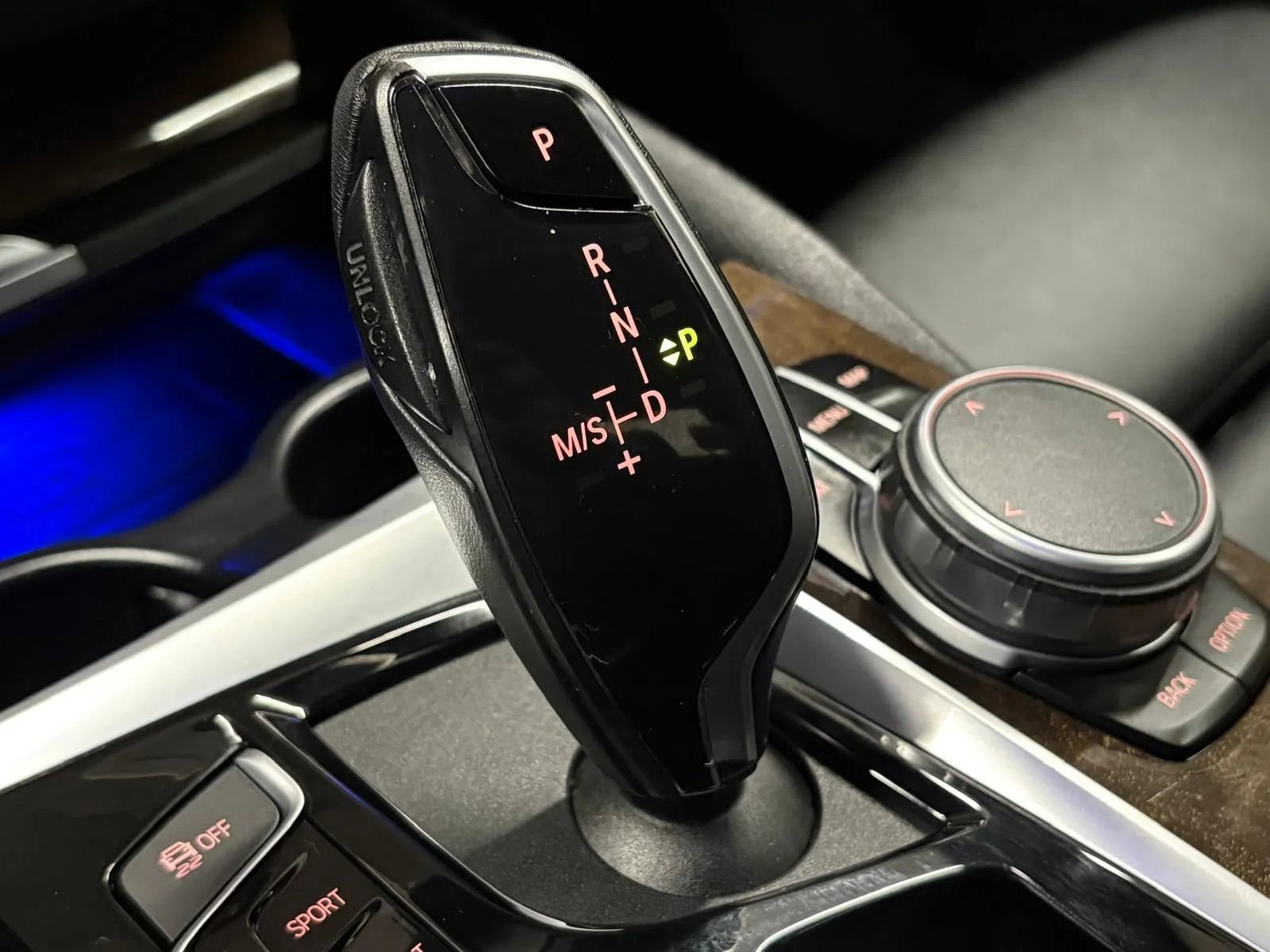 Used 2019 BMW 530e xDrive w/ Convenience Package image 40