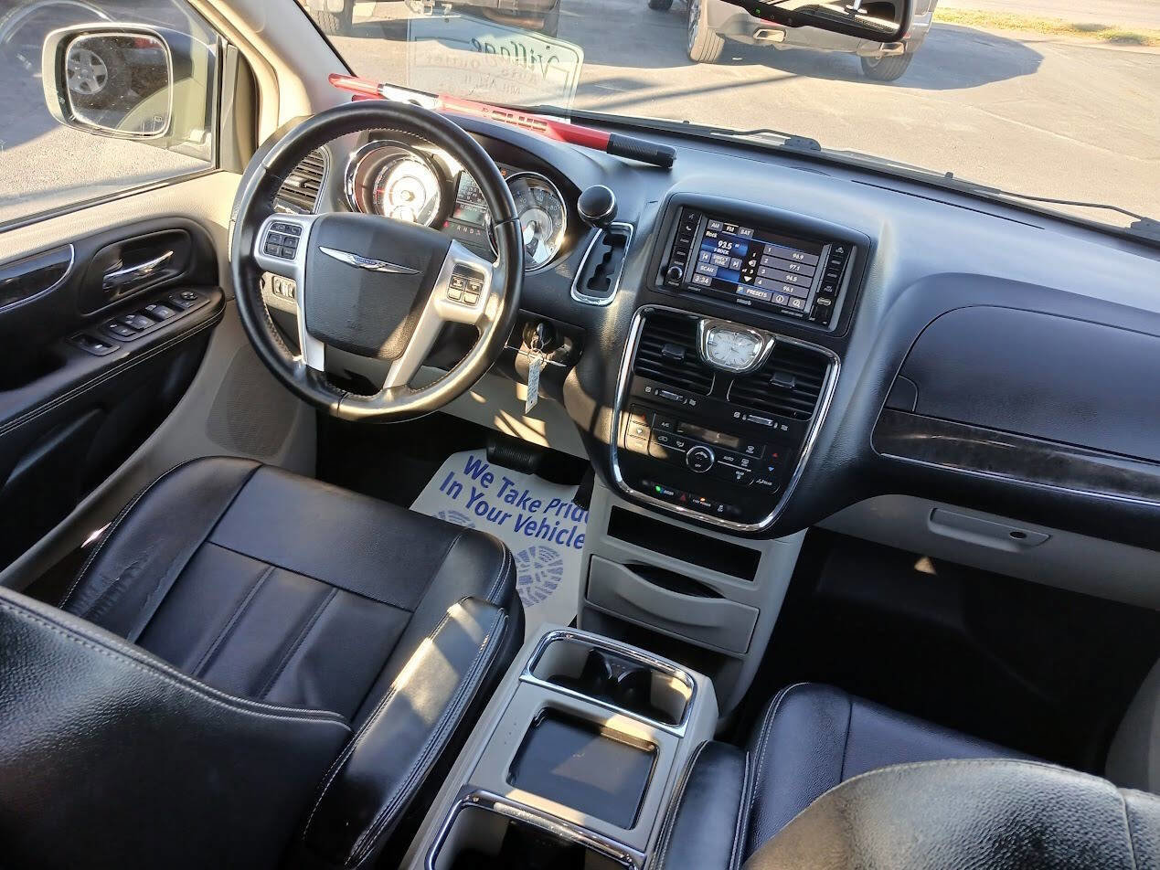 Used 2016 Chrysler Town & Country Touring image 10
