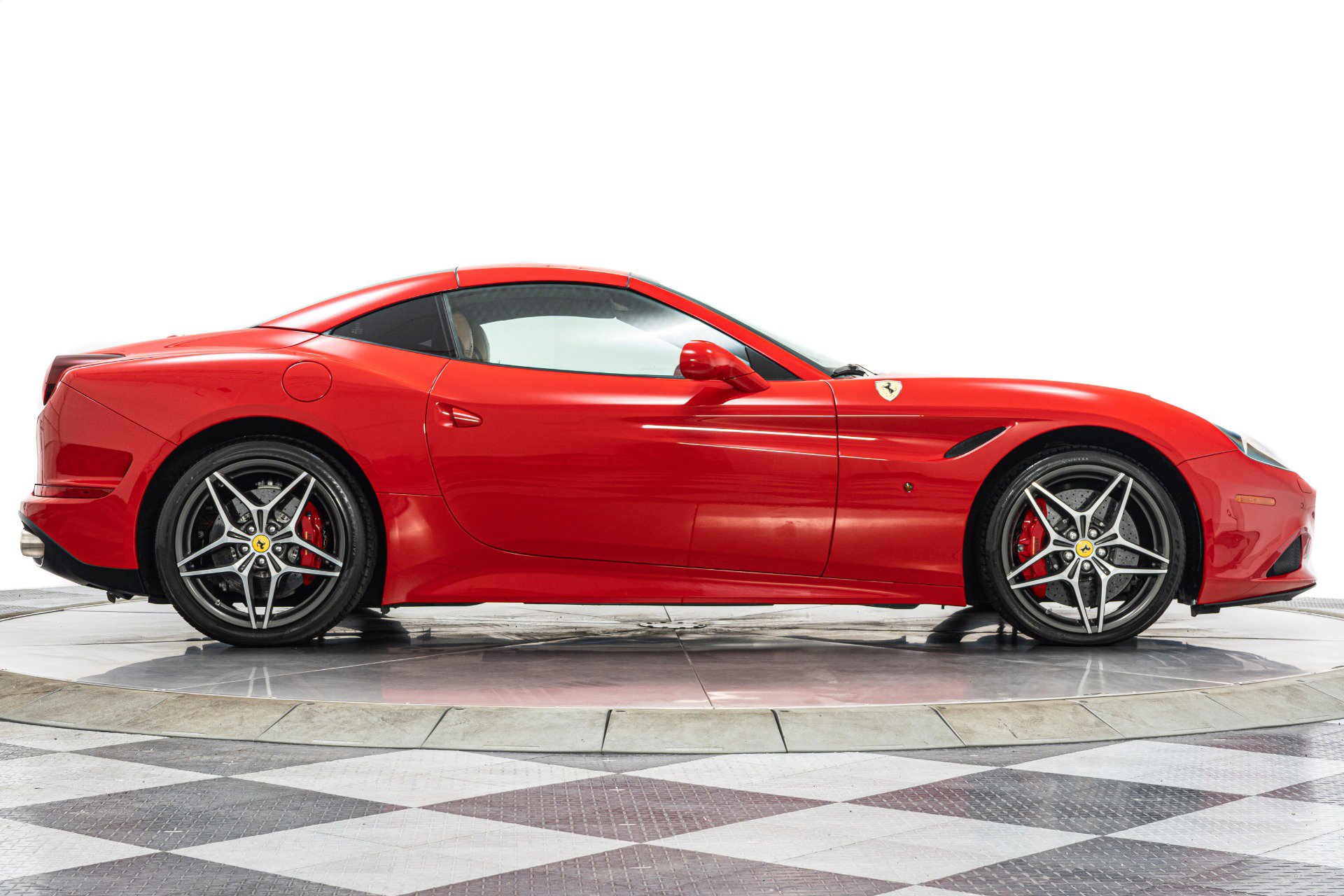 Used 2016 Ferrari California T image 18