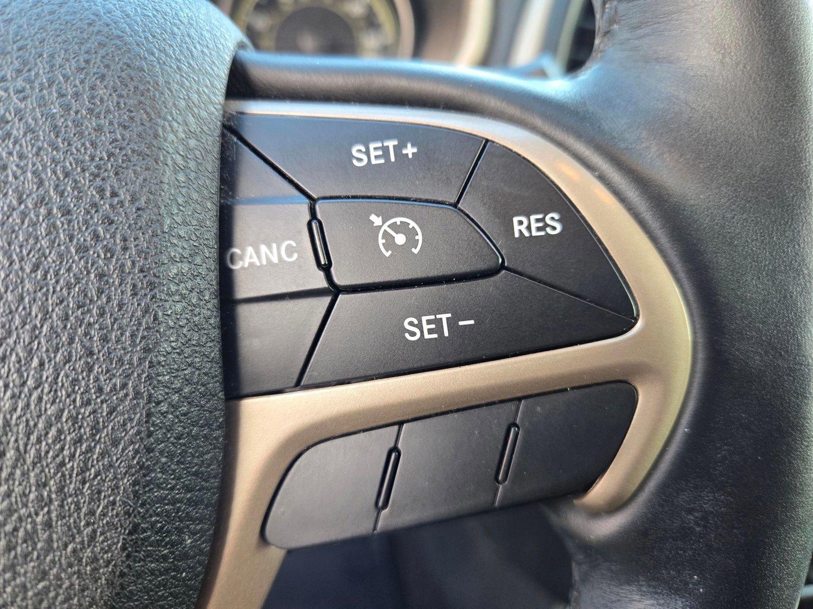 Used 2017 Jeep Cherokee Limited image 16