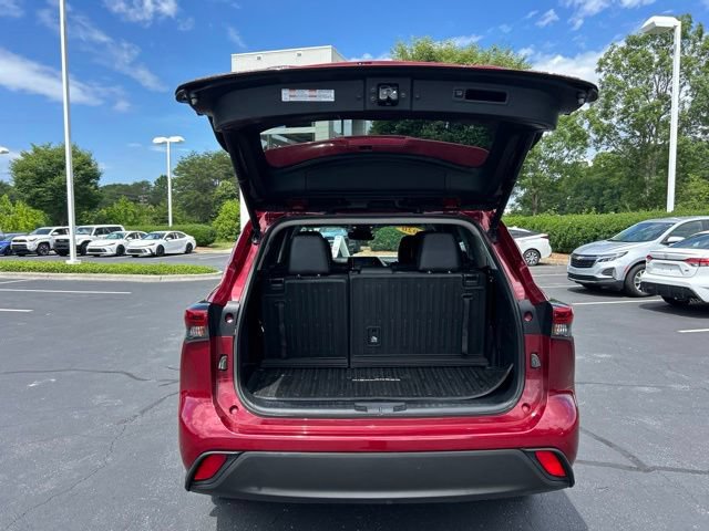 Used 2020 Toyota Highlander XLE AWD/4WD image 9