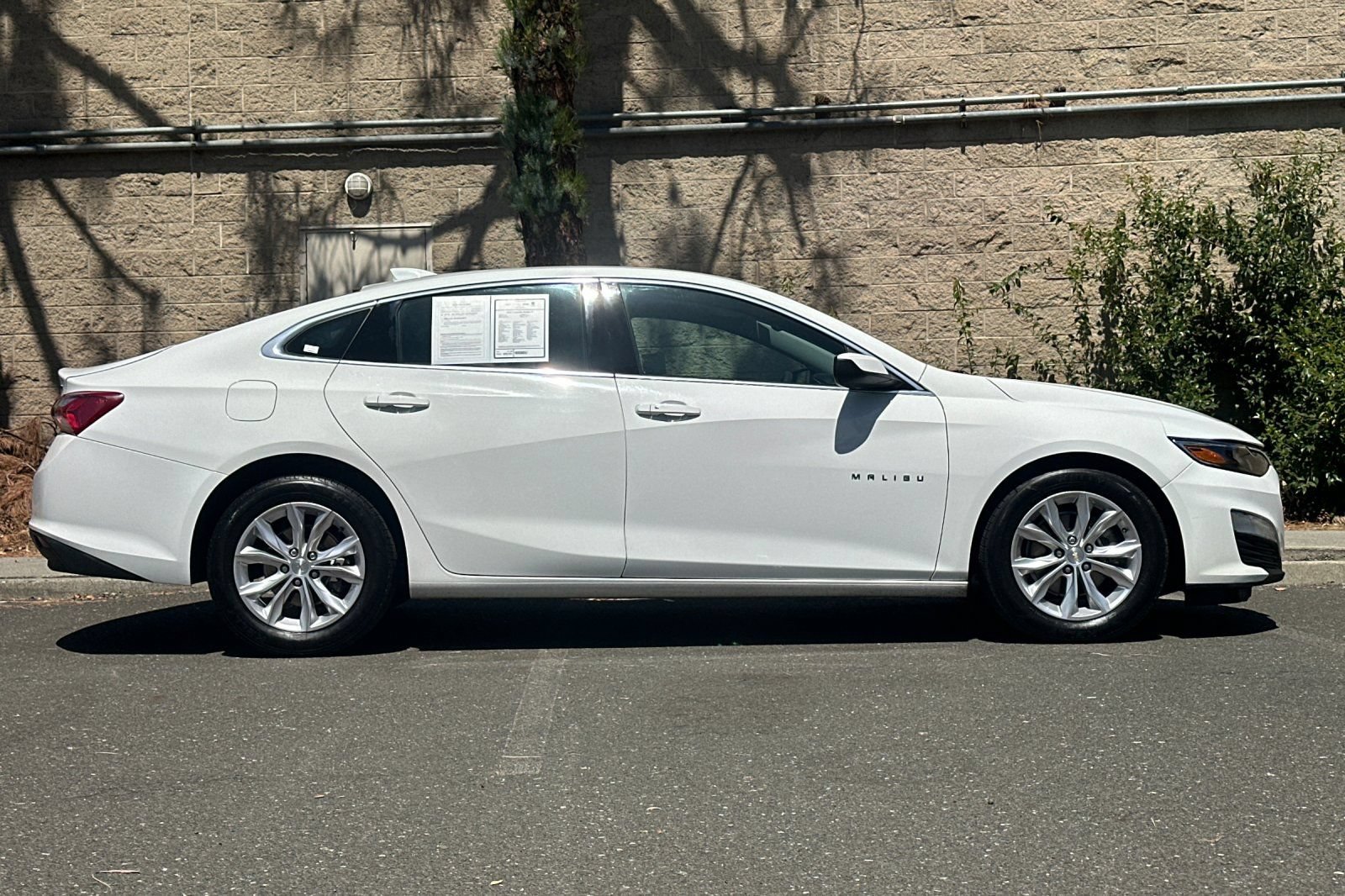 Used 2022 Chevrolet Malibu LT FWD image 2