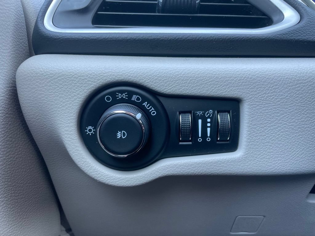Used 2024 Chrysler Pacifica Touring-L FWD image 47