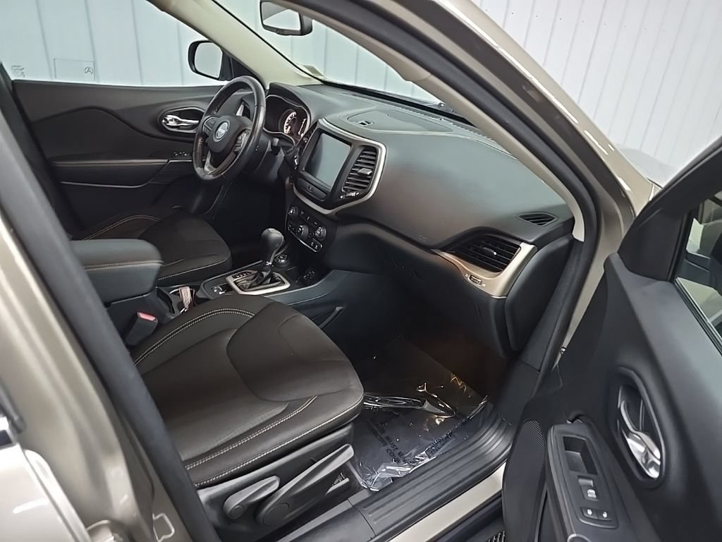 Used 2016 Jeep Cherokee Latitude w/ Cold Weather Group AWD/4WD image 15