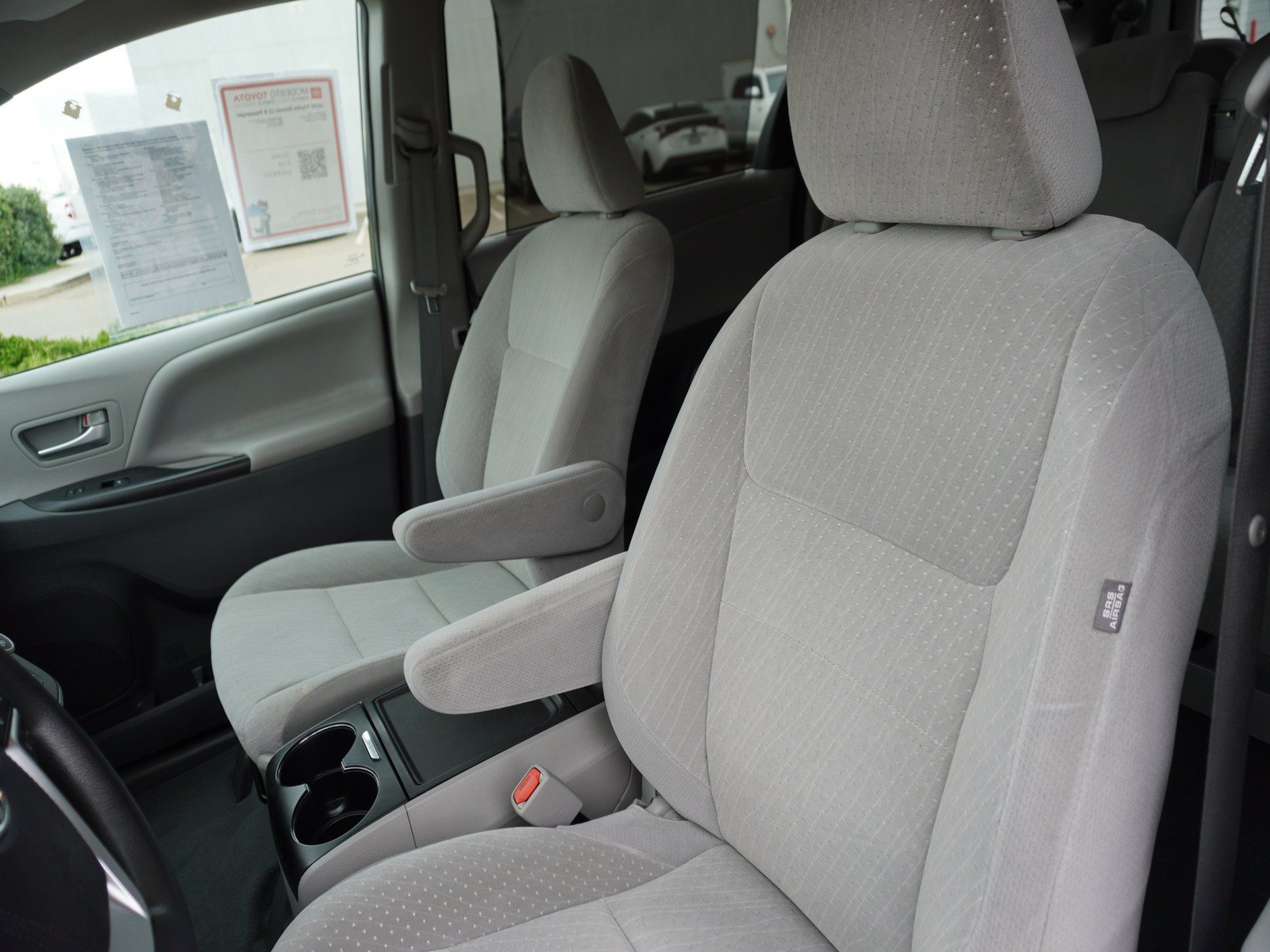 Used 2020 Toyota Sienna LE w/ Carpet Mat Package FWD image 22