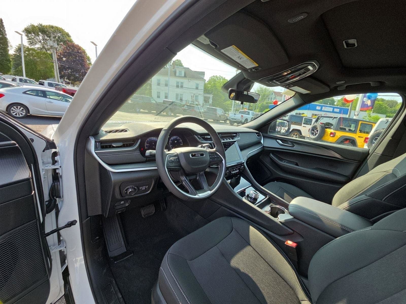 New 2025 Jeep Grand Cherokee Laredo X w/ Luxury Tech Group I image 12