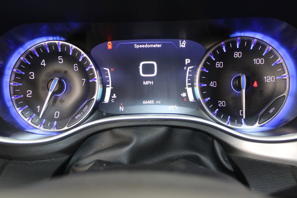 Used 2024 Chrysler Pacifica Touring-L image 16