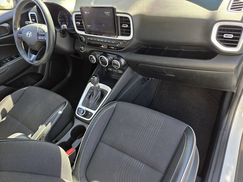 Used 2022 Hyundai Venue Limited FWD image 16