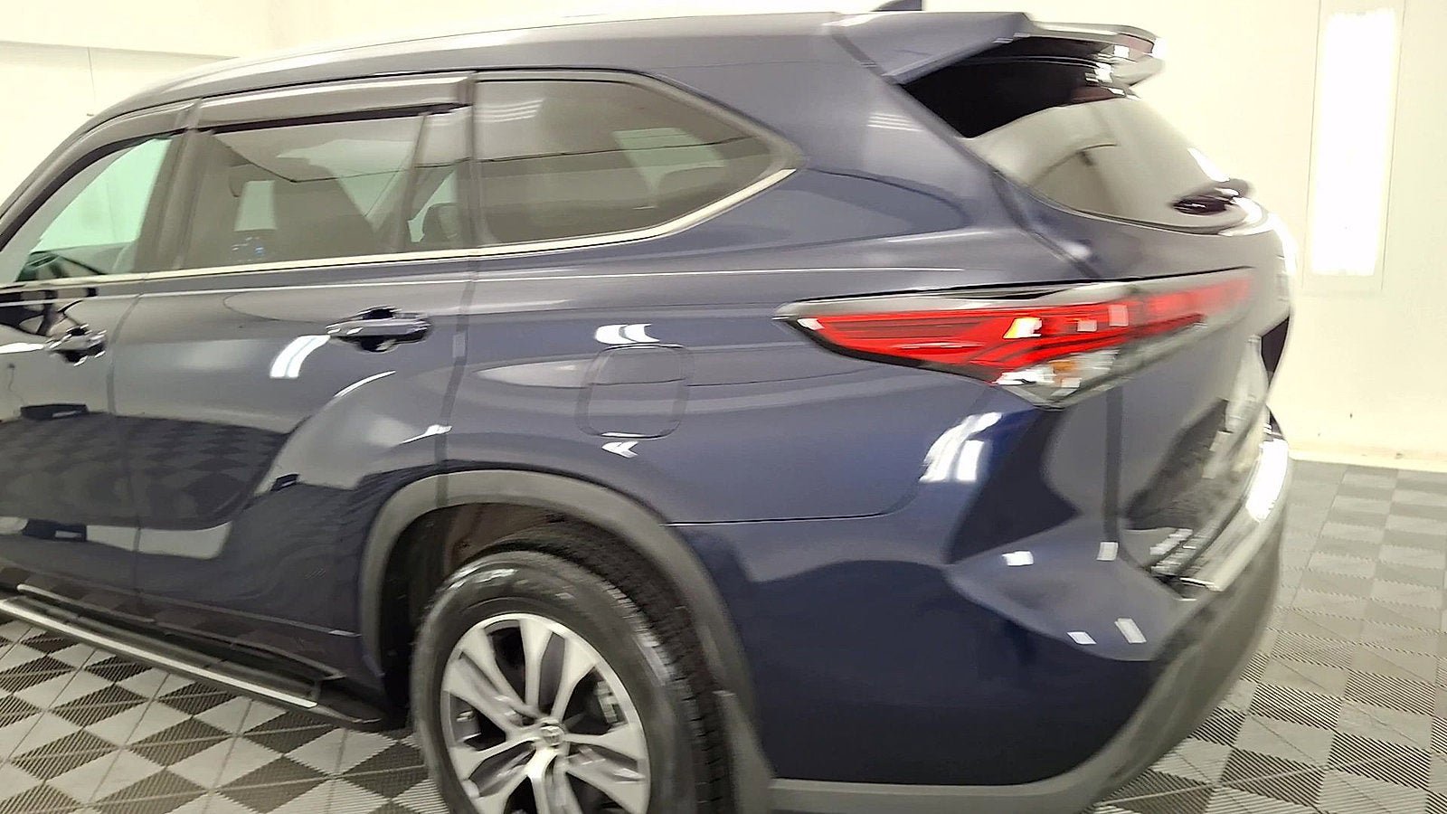 Used 2022 Toyota Highlander XLE image 2