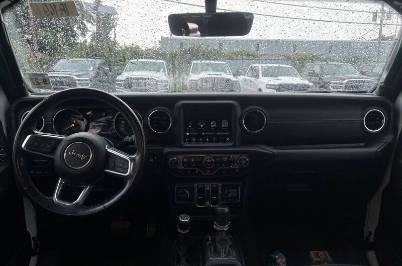 Used 2022 Jeep Wrangler Unlimited Sahara w/ Cold Weather Group AWD/4WD image 11