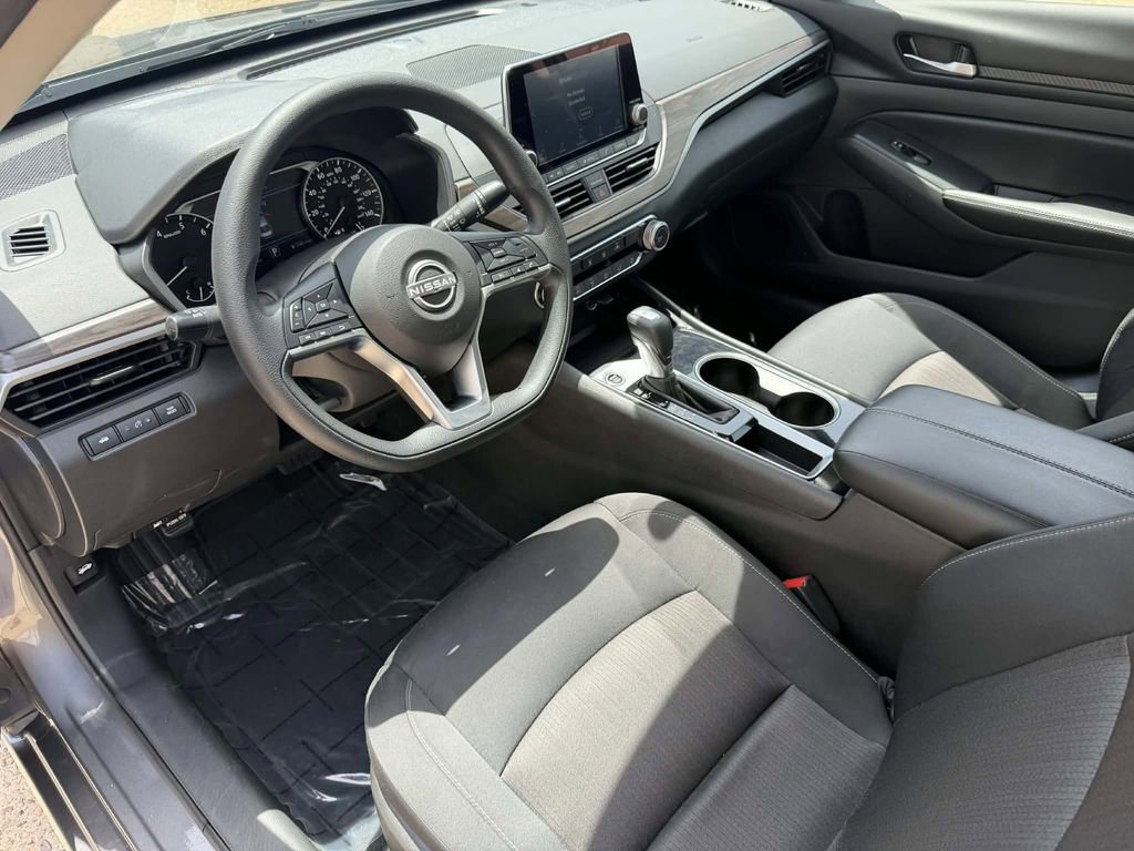 Used 2024 Nissan Altima 2.5 SV FWD image 5