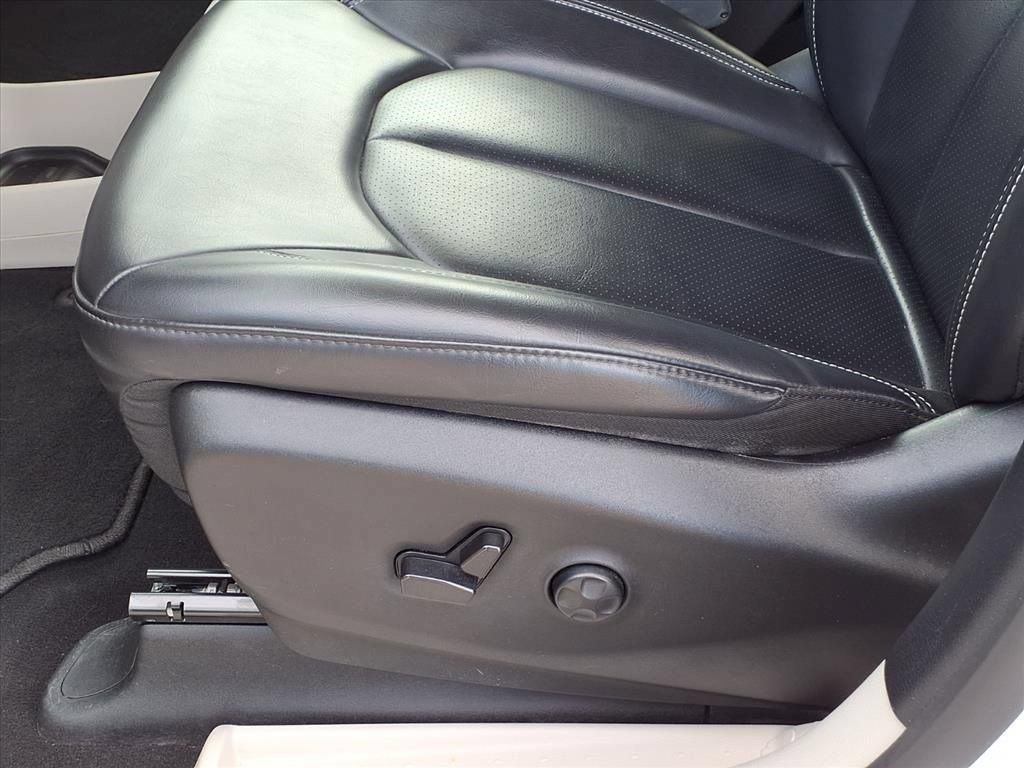 Used 2023 Chrysler Pacifica Touring-L FWD image 19