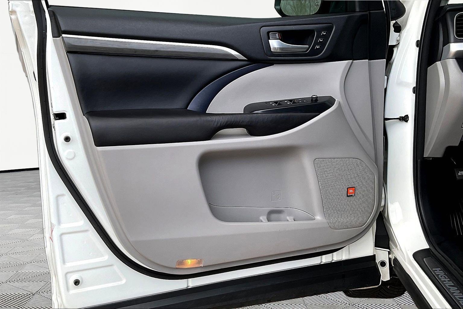 Used 2017 Toyota Highlander Limited image 21