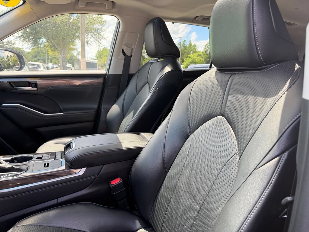 Used 2022 Toyota Highlander Limited FWD image 35