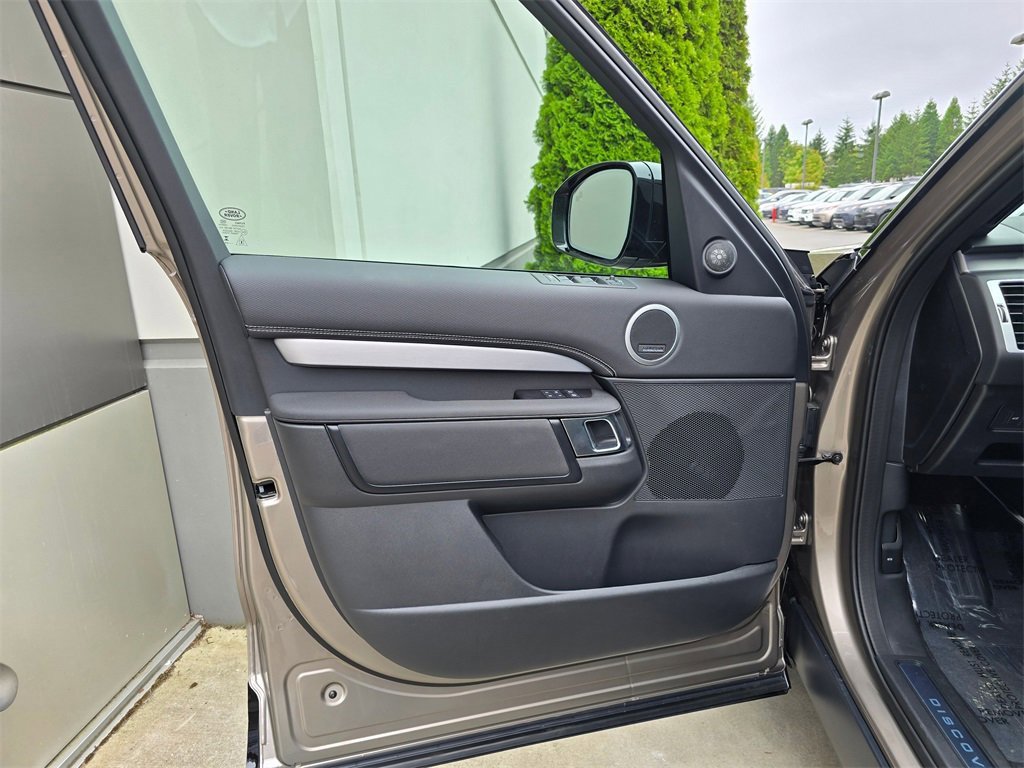 New 2025 Land Rover Discovery Dynamic SE image 22