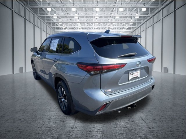 Used 2020 Toyota Highlander XLE AWD/4WD image 3