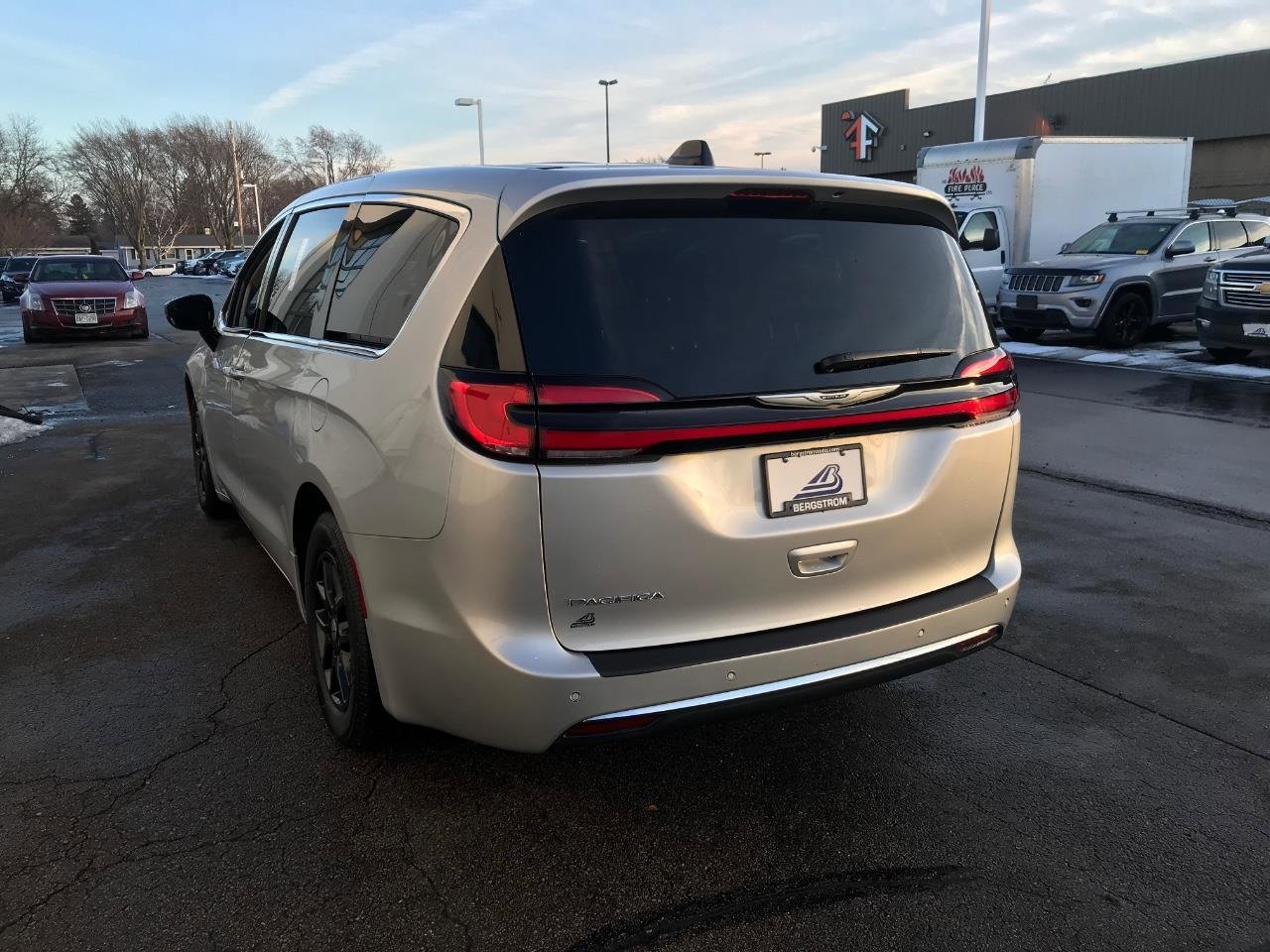 Used 2024 Chrysler Pacifica Touring-L image 23