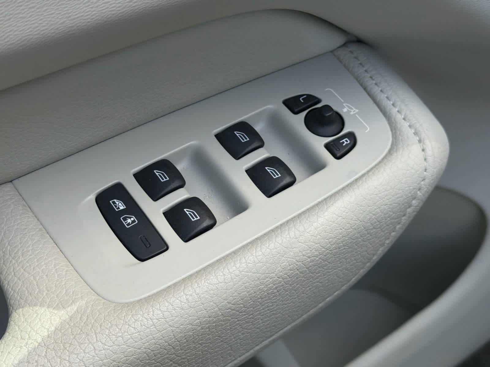 Used 2021 Volvo XC60 T5 Momentum w/ Advanced Package image 24