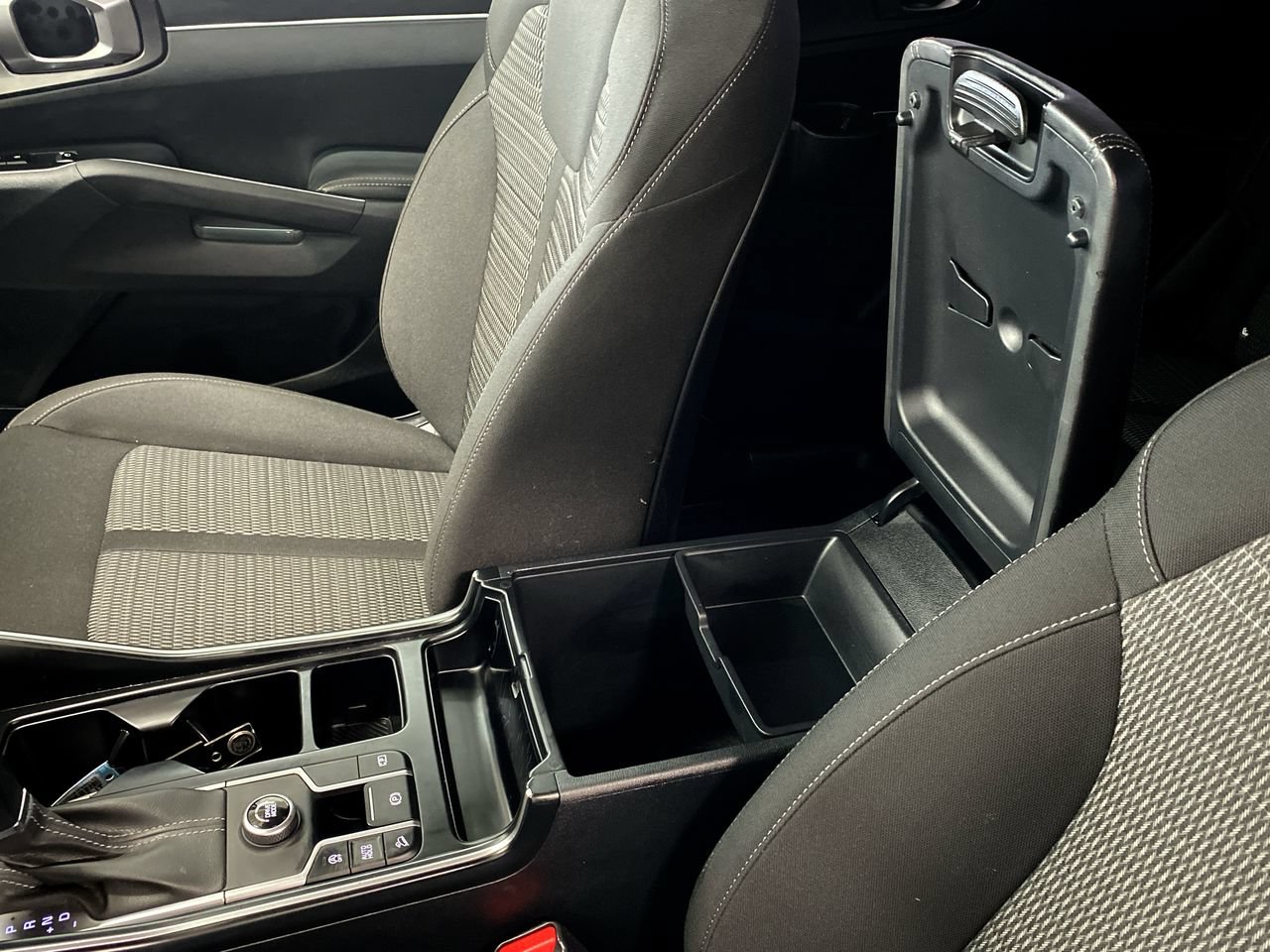 Certified 2025 Kia Sorento LX FWD image 27