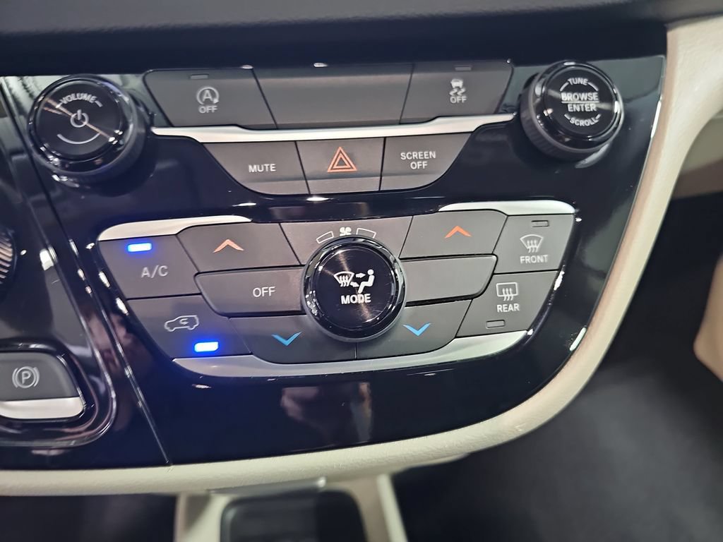 Used 2023 Chrysler Voyager LX FWD image 21