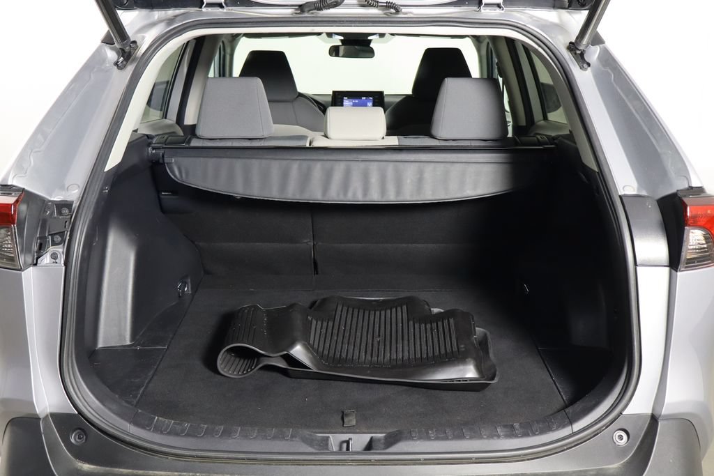 Used 2021 Toyota RAV4 XLE w/ Convenience Package FWD image 17