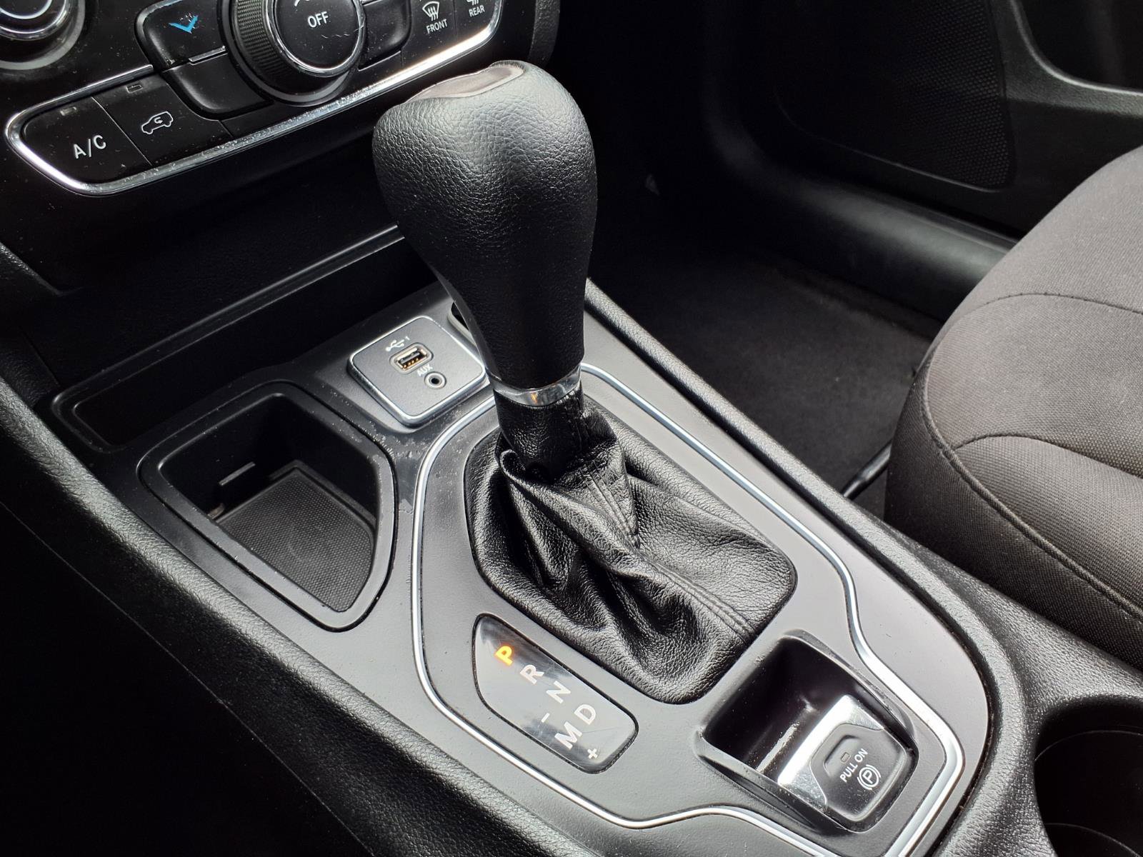 Used 2019 Jeep Cherokee Latitude w/ Popular Appearance Group FWD image 12