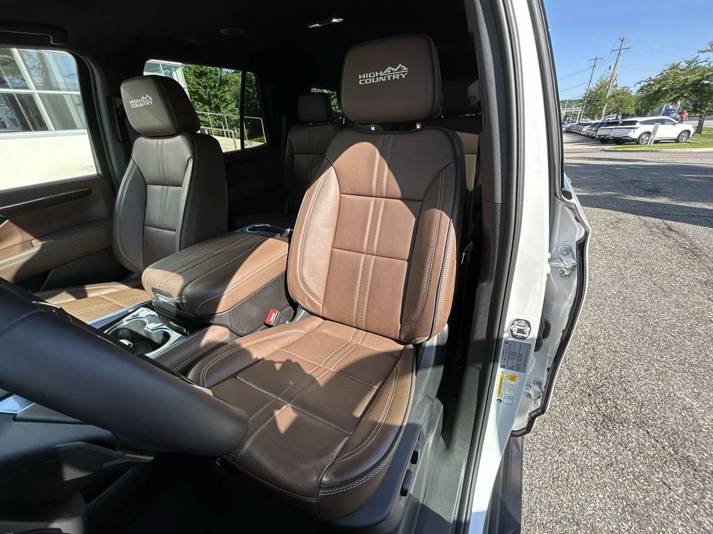 Used 2025 Chevrolet Tahoe High Country AWD/4WD image 15