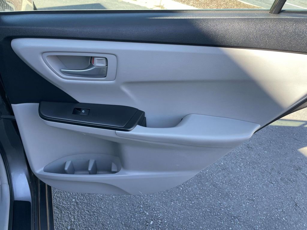 Used 2015 Toyota Camry LE image 42