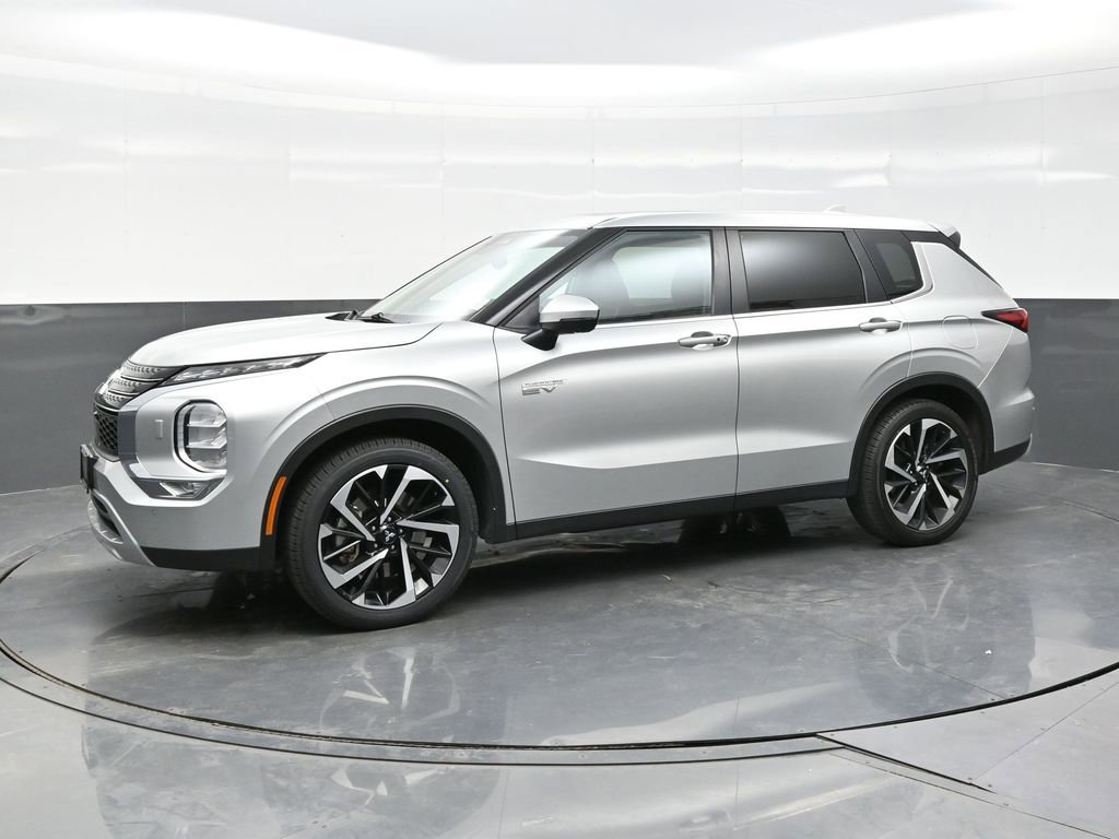 Used 2024 Mitsubishi Outlander SE image 3