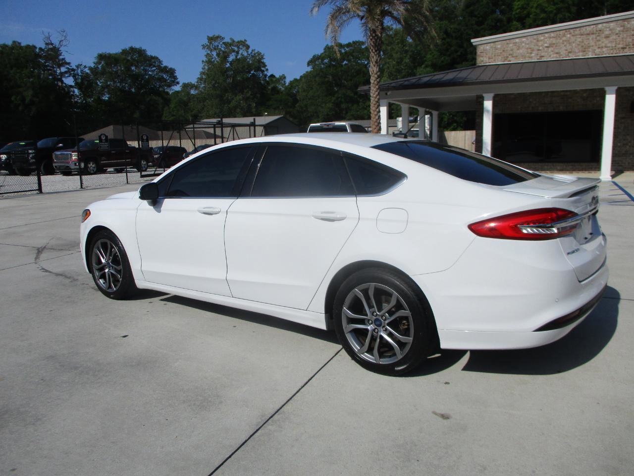 Used 2017 Ford Fusion SE w/ Equipment Group 201A image 4