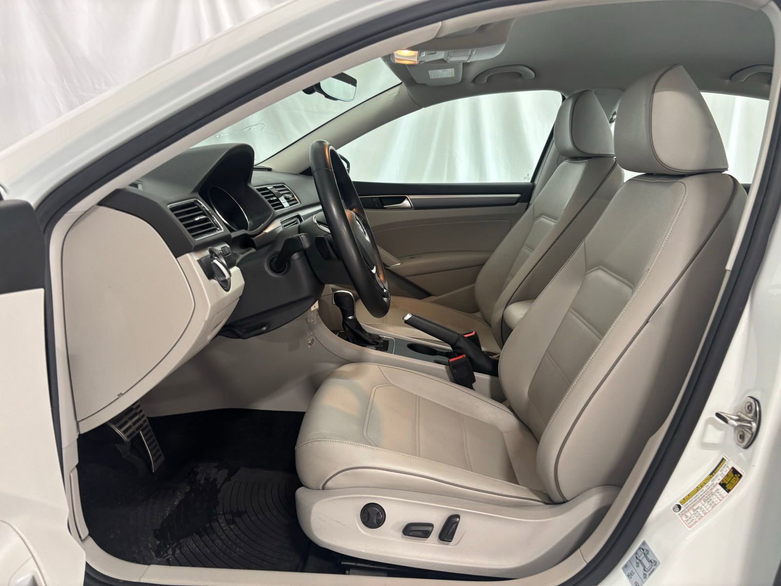 Used 2018 Volkswagen Passat 2.0T R-Line w/ R-Line Lighting Package image 11