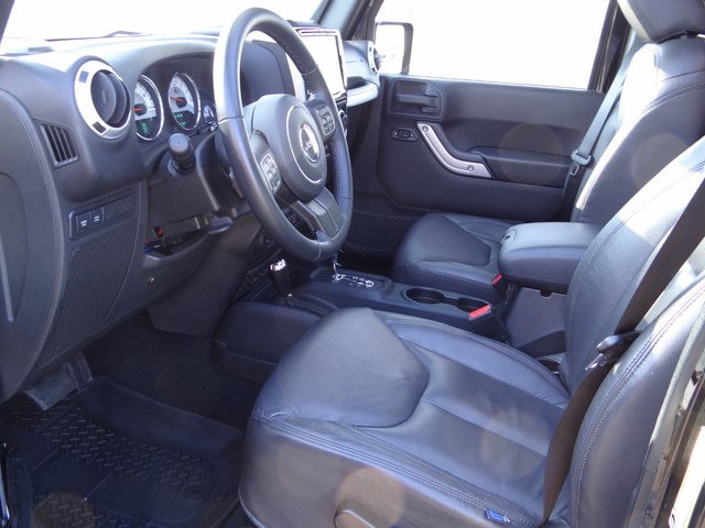 Used 2015 Jeep Wrangler Unlimited Rubicon w/ Connectivity Group AWD/4WD image 19