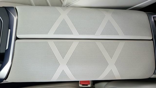 Used 2025 BMW 740i xDrive w/ Premium Package image 51