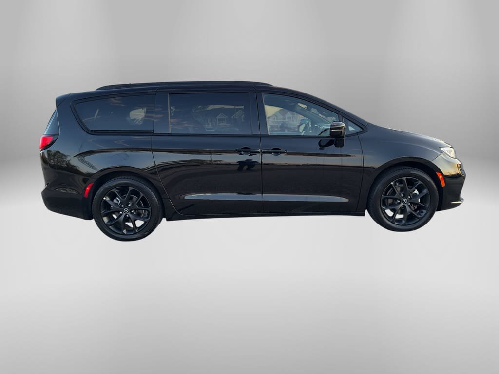 Used 2025 Chrysler Pacifica Limited FWD image 5