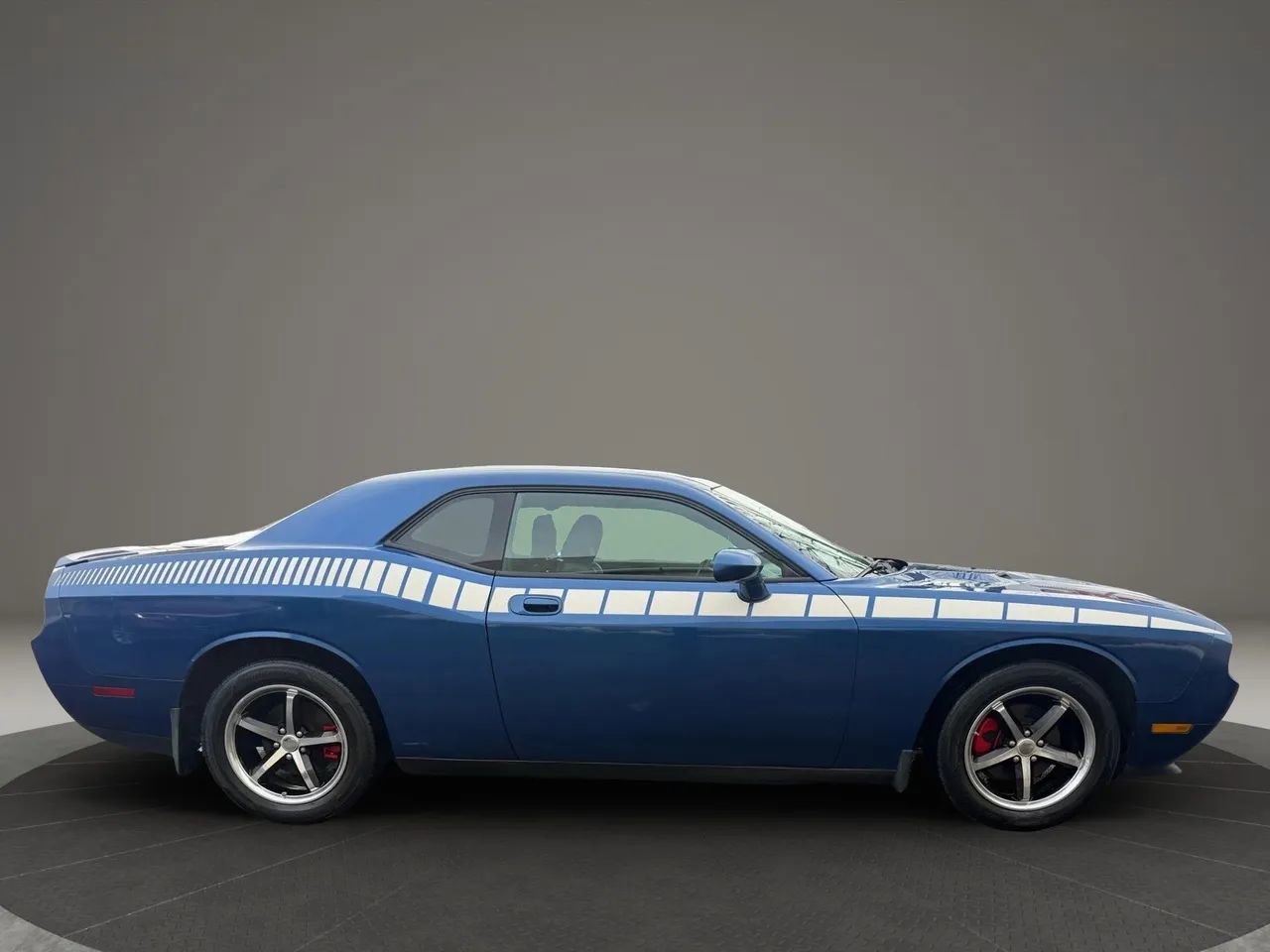 Used 2010 Dodge Challenger SE image 4