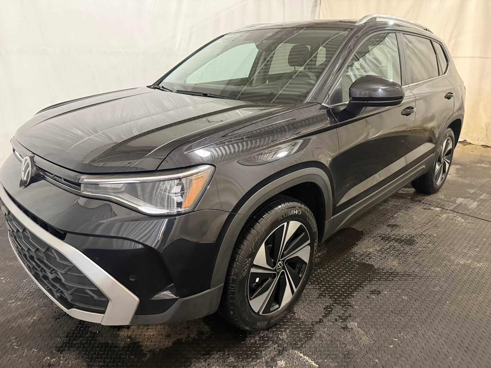 Certified 2025 Volkswagen Taos SE w/ Panoramic Sunroof Package image 6