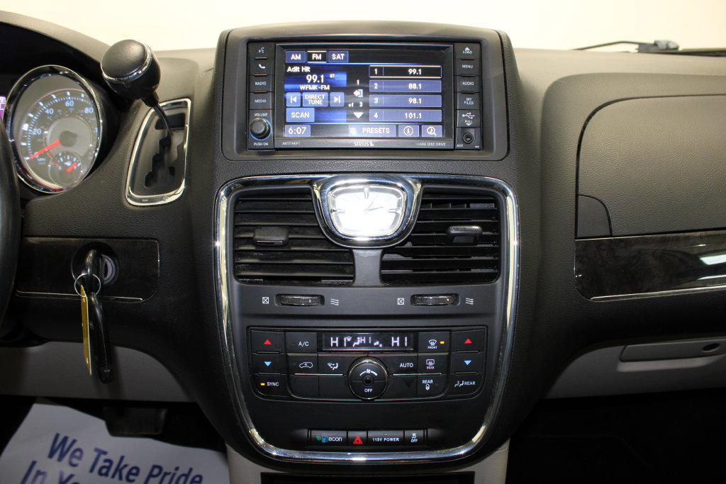 Used 2014 Chrysler Town & Country Touring FWD image 13