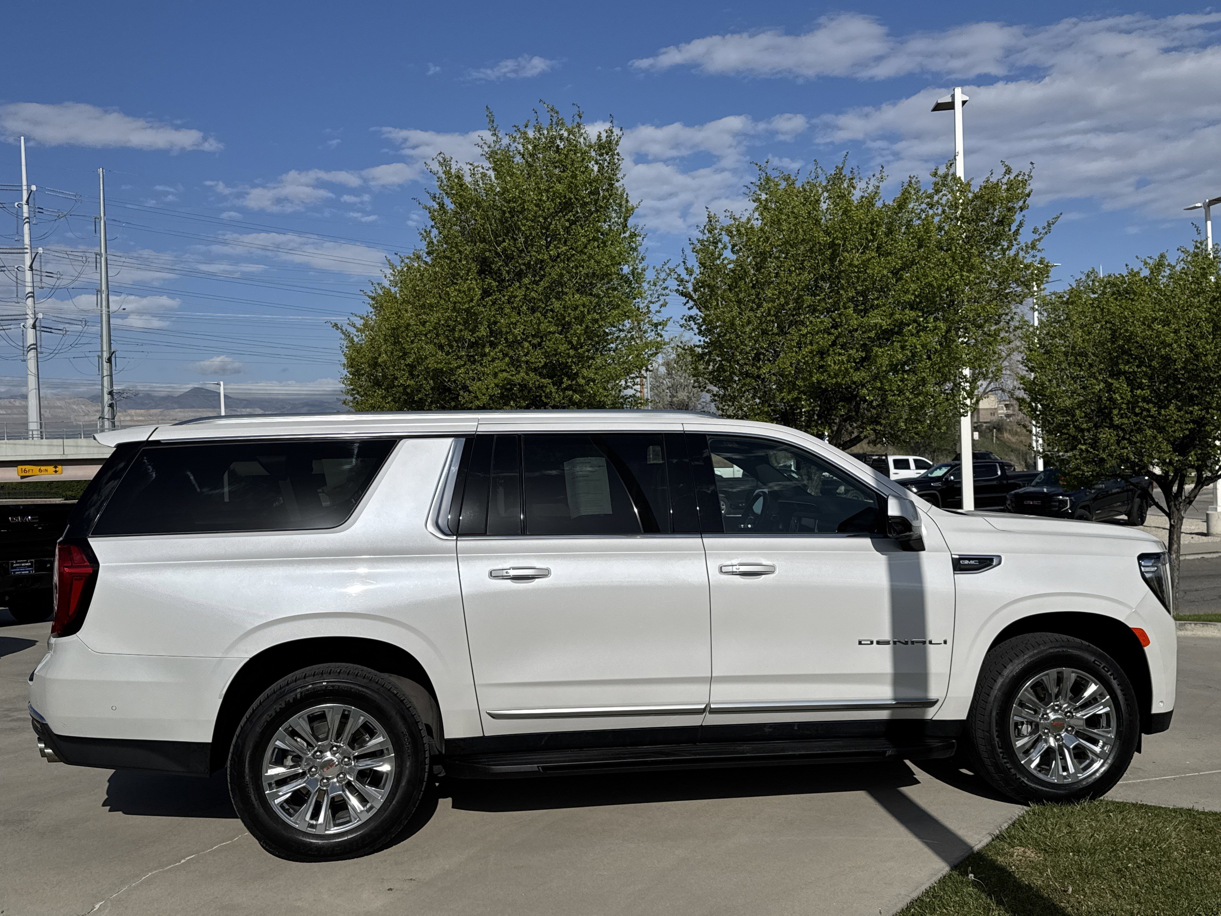 Used 2024 GMC Yukon XL Denali w/ Advanced Technology Package image 6