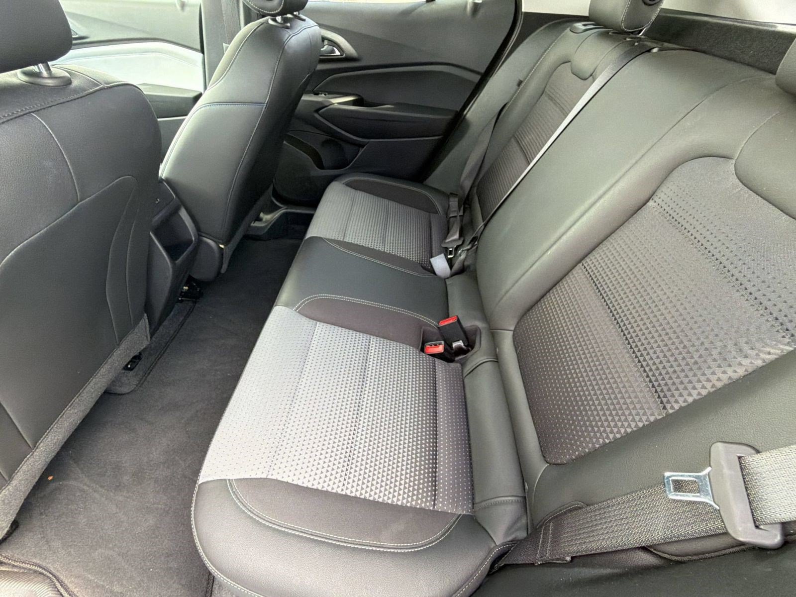 Used 2025 Chevrolet Trax LT FWD image 22
