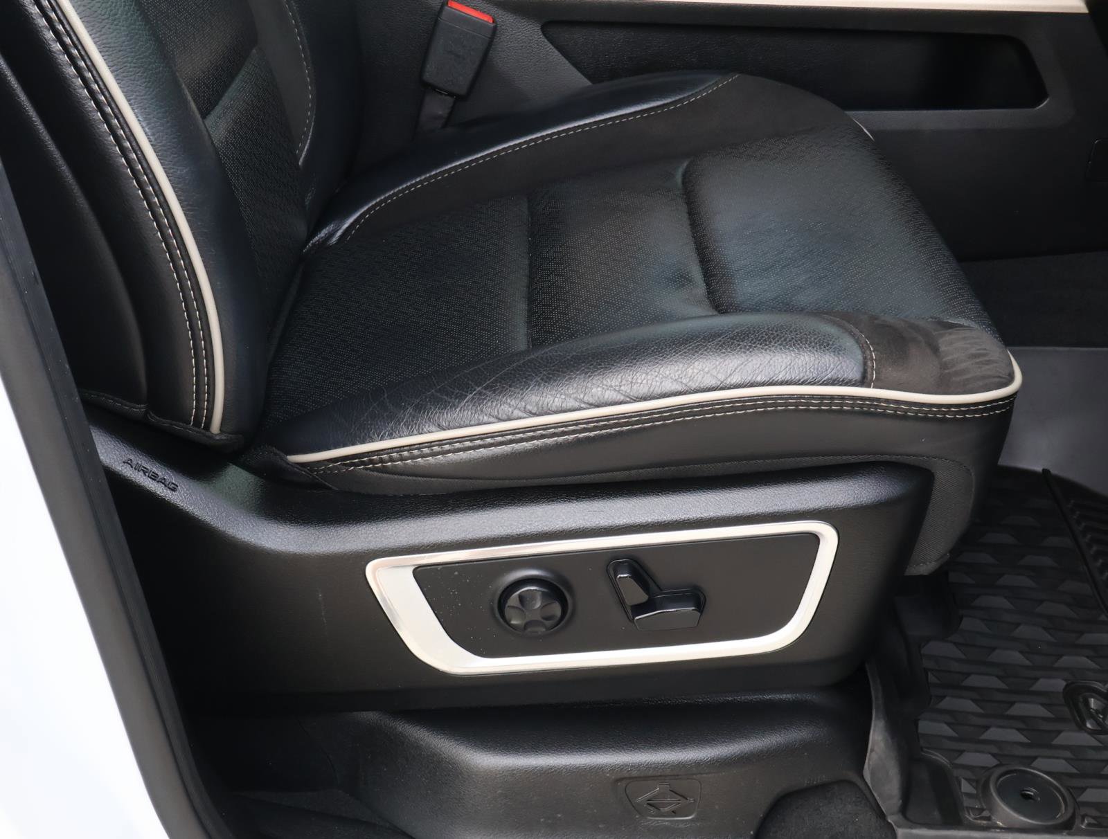 Used 2019 RAM 1500 Laramie RWD image 19